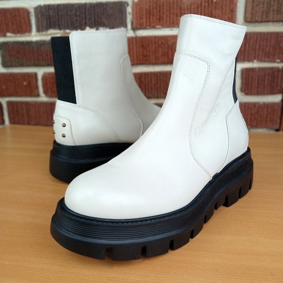 NWT Aquatalia 'Scilla' Weatherproof Genuine Leather Short Studded Chelsea Boots - Picture 2 of 13